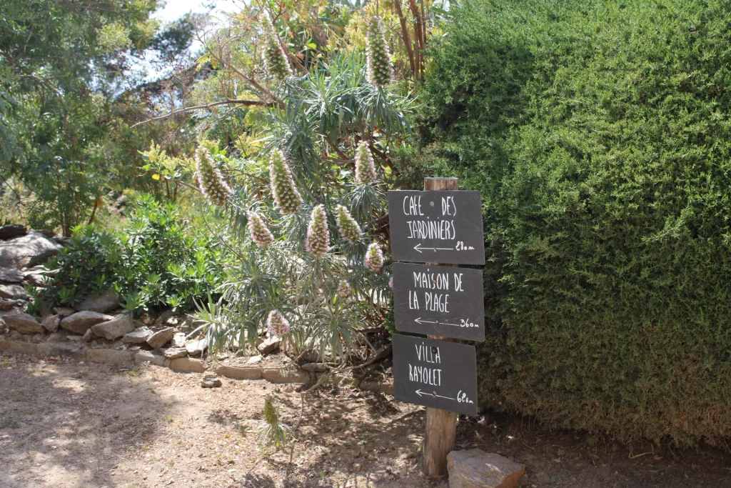 Panneau directionnel vers le Café des Jardiniers au Domaine du Rayol (Rayol-Canadel-sur-Mer)